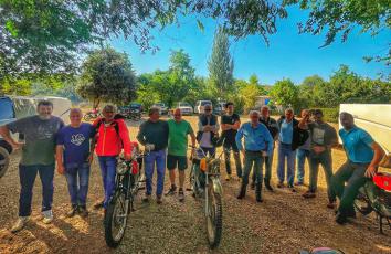 El grupo de jóvenes motociclistas, con Pep Vila, Miquel Cirera y Estanislao Soler, al frente (Foto: Archivo Arderiu)